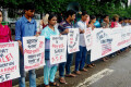 ছাত্রদের উপর কর আরোপের প্রতিবাদে ও বিভিন্ন দাবিতে বৃহস্পতিবার জাতীয় প্রেসক্লাবের সামনে মানব বন্ধন করে সমাজতান্ত্রিক ছাত্র ফ্রন্ট –পিএনএস 