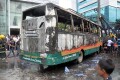 ৮ জুলাই বুধবার, রাজধানীর ধানমন্ডির সাইন্সল্যাব এলাকায় বাস চাপায় শিশু নিহত হওয়ায়র পর ঘাতক বাসে আগুন দেয় বিক্ষুব্ধ জনতা-পিএনএস