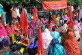 সোয়ান গার্মেন্টস এর শ্রমিকরা তিন মাসের বকেয়া বেতন-ভাতার দাবিতে শনিবার জাতীয় প্রেসক্লাবের সামনে অবস্থান কর্মসূচী পালন করে –পিএনএস 