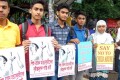 শিশু রাজন হত্যাকারীদের দৃষ্টান্তমূলক শাস্তির দাবিতে শুক্রবার জাতীয় প্রেসক্লাবের সামনে মানব বন্ধন করে শিশু রাজনের শোকাহত বন্ধু সমাজ –পিএনএস