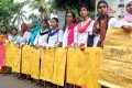 ‘ক্যারি অন সিস্টেম’ পুনর্বহালের দাবিতে শনিবার জাতীয় প্রেসক্লাবের সামনে মানব বন্ধন ও বিক্ষোভ মিছিল করে সম্মিলিত মেডিকেল শিক্ষার্থীবৃন্দ বাংলাদেশ –পিএনএস 