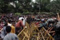 বেসরকারি মেডিকেল ও বিশ্ববিদ্যালয়ের শিক্ষার্থীদের ফি'র উপর ভ্যাট আরোপের প্রতিবাদে বৃহস্পতিবার জাতীয় প্রেসক্লাবের সামনে সম্মিলিত মেডিকেল শিক্ষার্থীদের মিছিলে পুলিশের বাধা -পিএনএস