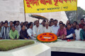  সদ্য কারা মুক্তি প্রাপ্ত কৃষক দলের সাধারণ সম্পাদক সামসুজ্জামান দুদু শুক্রবার শহীদ জিয়াউর রহমানের মাজারে ফুল দিয়ে শ্রদ্ধা জানান –পিএনএস 
