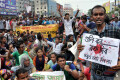 বেসরকারী বিশ্ববিদ্যালয়ের শিক্ষার্থীদের উপরে আরোপিত ভ্যাট প্রত্যাহারের দাবিতে বৃহস্পতিবার ঢাকা ময়মনসিংহ রোডের উত্তরায় রাস্তা অবরোধ করে বিক্ষোভ করে শিক্ষার্থীরা –পিএনএস