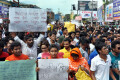 বেসরকারী বিশ্ববিদ্যালয়ের শিক্ষার্থীদের ওপর আরোপিত ভ্যাট প্রত্যাহারের দাবিতে রোববার রাজধানীর উত্তরায় ঢাকা ময়মনসিংহ সড়ক অবরোধ করে বিক্ষোভ করে শিক্ষার্থীরা –পিএনএস