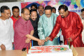 রোববার জাতীয় পার্টীর চেয়ারম্যান হুসাইন মোহাম্মাদ এরশাদ বনানীর প্রধান কার্যালয়ে তার ৮৬ তম জন্মদিনের কেক কাঁটছেন -পিএনএস