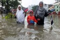 এটি কোন খালের ছবি নয়। শুক্রবার (২১ এপ্রিল) টানা ছয় ঘণ্টার বৃষ্টিতে তলিয়ে যায় চট্টগ্রাম নগরী। জলাবদ্ধতা উপেক্ষা করে সন্তানকে নিয়ে জরুরী কাজে বের হয়েছেন এক মা।