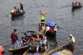 কয়েকদিনের টানা বৃষ্টির পর বৈশাখী তাপদাহে নগরজীবন। খাঁ খাঁ রোদ থেকে বাঁচতে মানুষ বুড়িগঙ্গা নদী পার হচ্ছে ছাতা মাথায় দিয়ে।