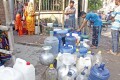 রাজধানীর বাসাবো, কদমতলা, মুগদা ও আশপাশের এলাকায় পানির সংকট চলছে। এর মধ্যে কোনো কোনো বাড়িতে পানির কল খুললেই ময়লা ও দুর্গন্ধযুক্ত পানি আসছে। তাই এলাকার বাসিন্দারা খাওয়ার পানির জন্য দিন-রাত ভিড় করছেন ঢাকা ওয়াসার স্থানীয় পাম্প স্টেশনগুলোয়।