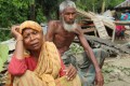 বানের পানি ঘরবাড়ি ভাসিয়ে নিয়ে এই দম্পতিকে দুঃখের সাগরে ভাসিয়েছে। ছবিটি কুড়িগ্রাম সদর উপজেলার হলোখানা ইউনিয়নের সন্ন্যাসী গ্রামের বাঁধের ওপর থেকে তোলা। 