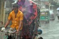 চট্টগ্রাম শহরে মঙ্গলবার দুপুরে হঠাৎ বৃষ্টি শুরু হয়। এতে করে বিপাকে পড়েন রাস্তায় থাকা লোকজন। ছবিটি নগরের এনায়েত বাজার এলাকা থেকে তোলা। 