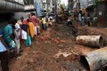 রাজধানীতে ধানমন্ডি আট নং সড়কে সুয়ারেজ এর কাজ চলায় পথচারীদের দুর্ভোগ