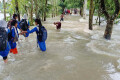 জামালপুরের মাদারগঞ্জ পৌর এলাকার বালিজুড়ী এফএম উচ্চ বিদ্যালয়ের পাশের একটি সড়কে বন্যার পানি উঠায় বিভিন্ন শিক্ষা প্রতিষ্ঠানের শিক্ষার্থীসহ এলাকাবাসীর চলাচলে দুর্ভোগ পােহাতে হচ্ছে।