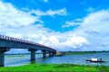 এখন শরৎকাল। আর শরৎ মানে নীল আকাশে শুভ্র মেঘের ভেলা। মেঘের ছায়া এসে পড়েছে জলে। আর সেই নীল জলে নৌকা বেয়ে চলেছেন মাঝিরা। 