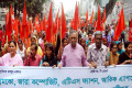 অবিলম্বে তোবা, বেক্সিমকোসহ সকল গার্মেন্টস শ্রমিকদের বেতন-বোনাস পরিশোধের দাবীতে বুধবার জাতীয় প্রেসক্লাবের সামনে বিক্ষোভ মিছিল করে। -পিএনএস।