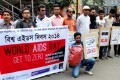 বিশ্ব এইডস দিবস ২০১৪ উপলক্ষে সোমবার জাতীয় প্রেসক্লাবের সামনে মানববন্ধন করে সিরাক বাংলাদেশ-পিএনএস