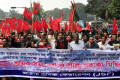 শ্রম আইন বাস্তবায়নের দাবিতে শুক্রবার জাতীয় প্রেসক্লাবের সামনে মানব বন্ধন করে শ্রমিক ফেদারেসন-পিএনএস