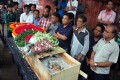 দৈনিক ভোরের কাগজ পত্রিকার সাংস্কৃতিক রিপোটার কিশোর কুমারের কফিনে সতীর্থ ও শুভাকাংখীদের শ্রদ্ধাঞ্জলি-পিএনএস