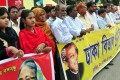 জাতীয় প্রেসক্লাবের সামনে বিভিন্ন সংগঠন হরতাল বিরধি মানবন্ধন করে-পিএনএস