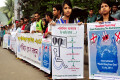 বৃহস্পতিবার জাতীয় প্রেসক্লাবের সামনে পলিথিন নিষিদ্ধের আইন কার্যকর সহ বিভিন্ন দাবিতে মানব বন্ধন করে এনভায়রনমেন্ট এন্ড সোসাল ডেভেলপমেন্ট অর্গানাইজেশন এসডো ও পরিবেশ বাচাঁও আন্দোলন (পবা)-পিএনএস