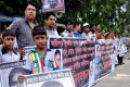 ফরিদপুর এর মধুখালী চিনিকল শ্রমিক শাহ মোঃ রাজন এর হত্যাকারীদের গ্রেফতার ও হত্যাকারী মিলনের ফাঁসীর দাবীতে বুধবার জাতীয় প্রেসক্লাবের সামনে মানববন্ধন করে ফরিদপুর জেলাবাসী।