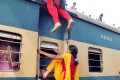 পরিবার পরিজনের সাথে ঈদের আনন্দ ভাগাভাগি করে নিতে নাড়ির টানে ঘরে ফিরছে মানুষ। ছবিটি শুক্রবার বিমানবন্দর রেলস্টেশন থেকে তুলেছেন আমাদের চীফ ফটো সাংবাদিক আব্দুল হালিম।-পিএনএস। 