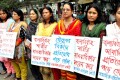 বিবাহের বয়স নুন্নতম ১৮ বছর নিশ্চিত করার দাবিতে বুধবার জাতীয় প্রেসক্লাবের সামনে মানববন্ধন করে সামাজিক প্রতিরোধ কমিটি-পিএনএস