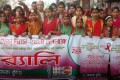 বিশ্ব এইডস দিবস ২০১৪ উপলক্ষে বুধবার জাতীয় প্রেসক্লাবের সামনে র্যালি করে আমরা কুড়ি-পিএনএস