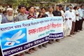 বাংলাদেশ ভারত সীমান্তে বিএসএফ কতৃক সাধারণ মানুষ হত্যার প্রতিবাদে মঙ্গলবার জাতীয় প্রেসক্লাবের সামনে মানববন্ধন করে সেইভ হিউম্যান পীস অরগানাইজেশন-পিএনএস