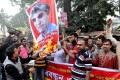 বৃটিশ সাংবাদিক বার্গম্যানকে বাংলাদেশ থেকে বিতাড়িত করার বাদিতে জাতীয় প্রেসক্লাবের সামনে মানববন্ধন করে বাংলাদেশ সড়ক পরিবহণ শ্রমিক লীগ-পিএনএস