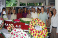 শনিবার ঢাকা বিশ্ববিদ্যালয়ে চারুকলা অনুষদে বিশিষ্ট চারু শিল্পের অন্যতম সংগঠক সুবীর চৌধুরীর কফিনে ফুল দিয়ে শ্রদ্ধা জানান বিভিন্ন সংগঠকের নেতৃ বৃন্দ-পিএনএস