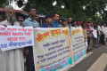 রোববার প্রেসক্লাবের সামনে জীবন যুদ্ধের সাথী সংগঠনের মানব বন্ধন-পিএনএস