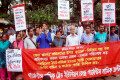 তোবা গ্রুপের শ্রমিকদের উপর হামলা-নির্যাতন বন্ধের দাবিতে বুধবার জাতীয় প্রেসক্লাবের সামনে বিক্ষোভ সমাবেশ করে গামেন্টস শ্রমিক ট্রেড ইউনিয়ন কেন্দ্র-গার্মেন্স শ্রমিক ফ্রন্ট-পিএনএস
