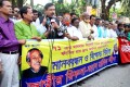 বৃহস্পতিবার জাতীয় প্রেসক্লাবের সামনে হরতাল বিরধি মানববন্ধন করে জাতীয় রিক্সা-ভ্যান শ্রমিক লিগ-পিএনএস