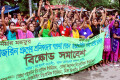 সোমবার জাতীয় প্রেসক্লাবের সামনে তাজরিন গার্মেন্টস শ্রমিকরা বেতন ভাতার দাবিতে বিক্ষোভ মিছিল বের করে-পিএনএস