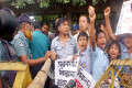 পিএনএসঃ রবিবার জাতীয় প্রেসক্লাবের সামনে রাজধানীর ২৮টি প্রাথমিক বিদ্যালয়ের ভূমি দখলের প্রতিবাদে ও পুনঃ প্রতিস্থার দাবিতে বিক্ষোভ সমাবেশ ও গণশিক্ষা মন্ত্রীর বরাবর স্মারকলিপি প্রদান করতে বাংলাদেশ ছাত্র ইউনিয়নকে পুলিশ বাধা দেয়।