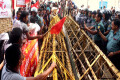 পিএনএসঃ অবিলম্বে তোবা গ্রুপের সকল কারখানা খুলে দেয়াসহ বিভিন্ন দাবিতে রবিবার জাতীয় প্রেসক্লাবের সামনে তোবা গ্রুপ শ্রমিক সংগ্রাম কমিটির বিক্ষোভ সমাবেশে পুলিশ বাধা প্রদান করে।