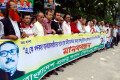 পিএনএসঃ এ,কে,খন্দকার ষড়যন্ত্রকারীদের সাথে হাত মিলিয়ে জাতীর জনক, মহান মুক্তিযুদ্ধ ও মুক্তিযোদ্ধাদের বিতর্কিত করার পরিকল্পনার প্রতিবাদে সোমবার জাতীয় প্রেসক্লাবের সামনে মানববন্ধন করে বাংলাদেশ প্রজন্ম সংসদ।