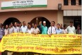 ঢাকা স্টক এক্সচেঞ্জের সামনে মঙ্গলবার বাংলাদেশ পুঁজিবাজার বিনিয়োগকারী ঐক্য পরিষদ মানববন্ধন করে-পিএনএস