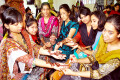 শুক্রবার ঢাকা বিশ্ববিদ্যালয়ের বেগম রোকেয়া হলে ঢাকাবাসী সংগঠনের উদ্যোগে মেহেদী উৎসবের আয়োজন করে-পিএনএস
