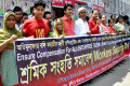 পিএনএসঃ তাজরীন ও রানা প্লাজায় নিহত শ্রমিকদের ক্ষতিপূরণ সহ বিভিন্ন দাবিতে বৃহস্পতিবার জাতীয় প্রেসক্লাবের সামনে মানববন্ধন করে গার্মেন্টস শ্রমিক ফেডারেশন ।