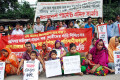 অবিলম্বে ক্ষতিপূরণ ও দোষীদের শাস্তির দাবিতে শুক্রবার প্রেসক্লাবের সামনে বাংলাদেশ গার্মেন্টস শ্রমিক সংহতি মানব বন্ধন করে। -পিএনএস