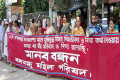 শুক্রবার জাতীয় প্রেসক্লাবের সামনে বঙ্গবন্ধু মহিলা পরিষদ মানব বন্ধন করে। -পিএনএস