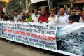 বিভিন্ন দাবিতে বুধবার জাতীয় প্রেসক্লাবের সামনে মানববন্ধন করে জাতীয় গণতান্ত্রিক লীগসহ কয়েকটি সংগঠন। পিএনএস 