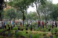 পবিত্র শবে বরাত উপলক্ষে শুক্রবার রাজধানীর আজিমপুর কবরস্থানে নিহত আত্মীয়-স্বজনদের রুহের মাগফেরাত কামনাই দোয়া করেন নিহতদের স্বজনরা-পিএনএস