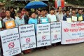 বৃহস্পতিবার জাতীয় প্রেসক্লাবের সামনে বাংলাদেশ তামাক বিরধি জোট বিভিন্ন দাবিতে মানববন্ধন করে-পিএনএস