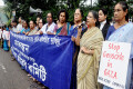 গাজায় নারী-শিশুসহ সাধারণ মানুষের উপর ইসরায়েলি বাহিনিল হামলা বন্ধের দাবিতে বৃহস্পতিবার জাতীয় প্রেসক্লাবের সামনে মানববন্ধন করে সামাজিক প্রতিরোধ কমিটি-পিএনএস