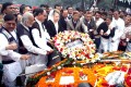 রবিবার শহীদ বিদ্ধিজীবী সৃতিসৌধে শহীদ বুদ্ধিজীবি দিবস উপলক্ষে ফুলদিয়ে শ্রদ্ধা জানান সাবেক প্রধানমন্ত্রী বিএনপি চেয়ারপার্সন বেগম খালেদা জিয়া সহ বিএনপি নেতৃবৃন্দ-পিএনএস 