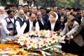 রবিবার শহীদ বিদ্ধিজীবী সৃতিসৌধে শহীদ বুদ্ধিজীবি দিবস উপলক্ষে ফুলদিয়ে শ্রদ্ধা জানান সাবেক প্রধানমন্ত্রী বিএনপি চেয়ারপার্সন বেগম খালেদা জিয়া সহ বিএনপি নেতৃবৃন্দ-পিএনএস 