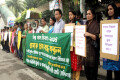বৃহস্পতিবার জাতীয় প্রেসক্লাবের সামনে বিশ্ব খাদ্য দিবশ-২০১৪ উপলক্ষ্যে তামাক চাষ বন্ধ করার দাবীতে মানববন্ধন করে তামাক বিরোধী নারী জোট। - পিএনএস। 